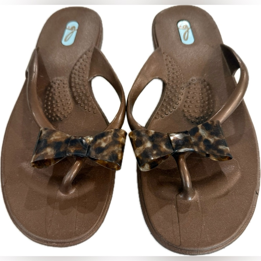 Oka b. Bronze comfort thong sandals bow accent M/L NWOT